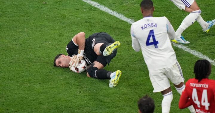 Emiliano Martínez con vendaje en mano derecha tras fractura, analizando radiografía junto a médico de la selección