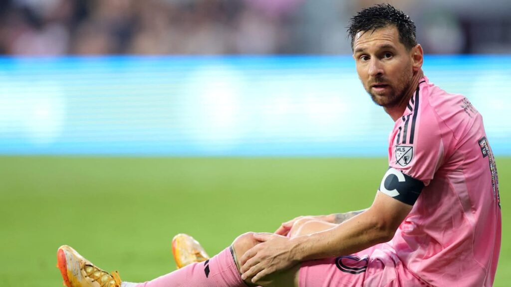 Lionel Messi abandona el campo con molestias en la pierna derecha antes del Mundial 2026
