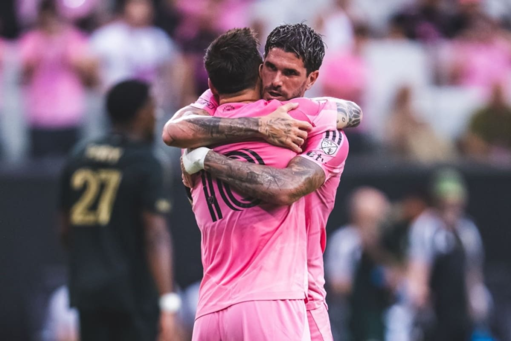 Lionel Messi celebra un gol con Inter Miami, mostrando su forma histórica en la MLS 2024 con 12 goles y 13 asistencias
