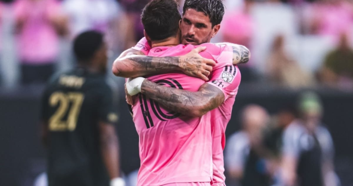 Lionel Messi celebra un gol con Inter Miami, mostrando su forma histórica en la MLS 2024 con 12 goles y 13 asistencias