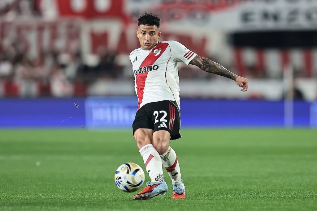 Kevin Castaño en concentración antes del partido clave de River, con mirada decidida y camiseta del equipo