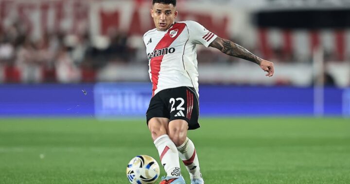 Kevin Castaño en concentración antes del partido clave de River, con mirada decidida y camiseta del equipo