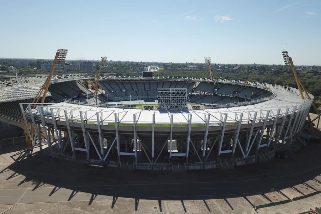 Estadio Mario Alberto Kempes de Córdoba con sus gradas llenas antes de una final decisiva, escenario clave para el fútbol argentino