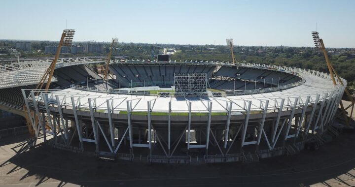 Estadio Mario Alberto Kempes de Córdoba con sus gradas llenas antes de una final decisiva, escenario clave para el fútbol argentino