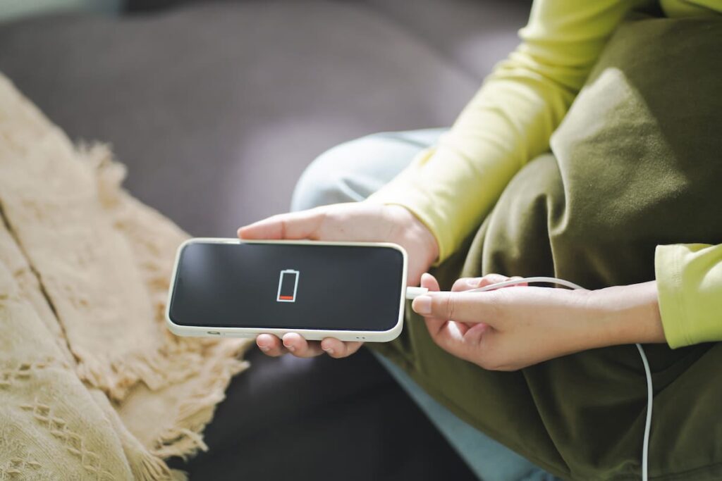 Gráfico comparativo de degradación de batería por malos hábitos de carga en smartphones modernos