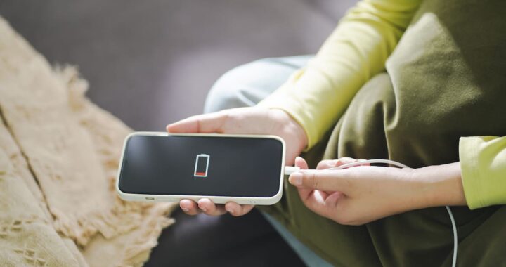 Gráfico comparativo de degradación de batería por malos hábitos de carga en smartphones modernos