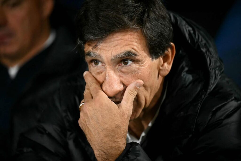 Gustavo Costas con gesto serio en el banco de Racing, tras eliminación en Copa Sudamericana 2026