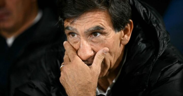 Gustavo Costas con gesto serio en el banco de Racing, tras eliminación en Copa Sudamericana 2026