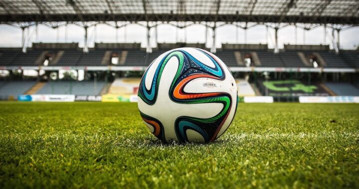Mapa global con China resaltada en rojo y símbolo de streaming bloqueado frente a estadios del Mundial 2026