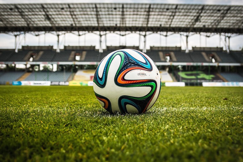Mapa global con China resaltada en rojo y símbolo de streaming bloqueado frente a estadios del Mundial 2026