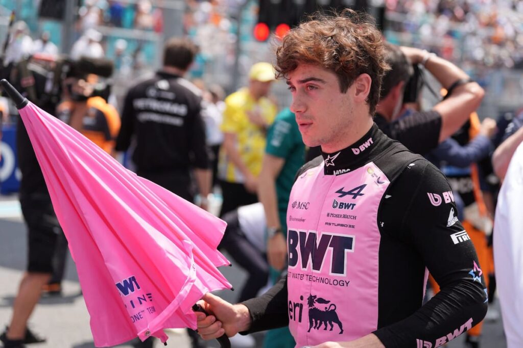 Franco Colapinto celebra su 7° puesto en el podio de Miami con el Alpine, tras superar a Hamilton y recibir el abrazo de Messi