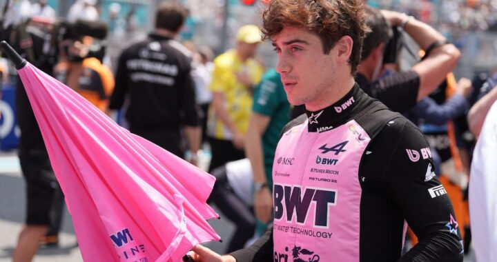 Franco Colapinto celebra su 7° puesto en el podio de Miami con el Alpine, tras superar a Hamilton y recibir el abrazo de Messi