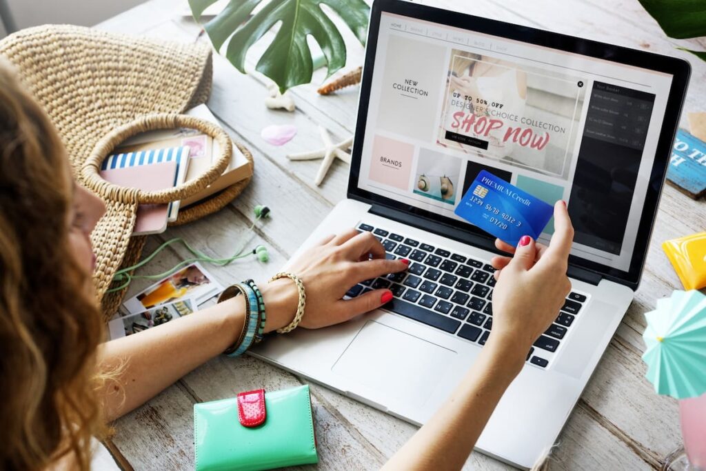 Pantalla de la app de Shopee mostrando descuentos de hasta 70% en productos asiáticos con envíos desde US$2