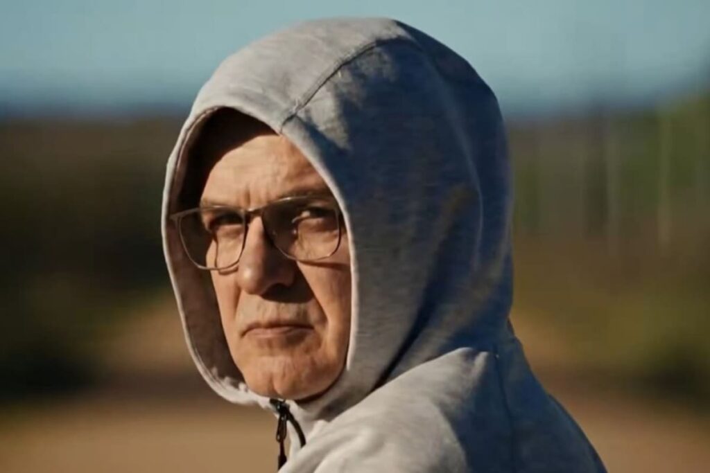 Marcelo Bielsa pedaleando en pueblo uruguayo con carteles de los 26 convocados al Mundial 2026 y la frase 'Vamos que somos 3 millones'