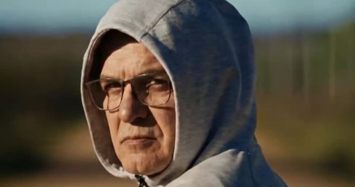 Marcelo Bielsa pedaleando en pueblo uruguayo con carteles de los 26 convocados al Mundial 2026 y la frase 'Vamos que somos 3 millones'