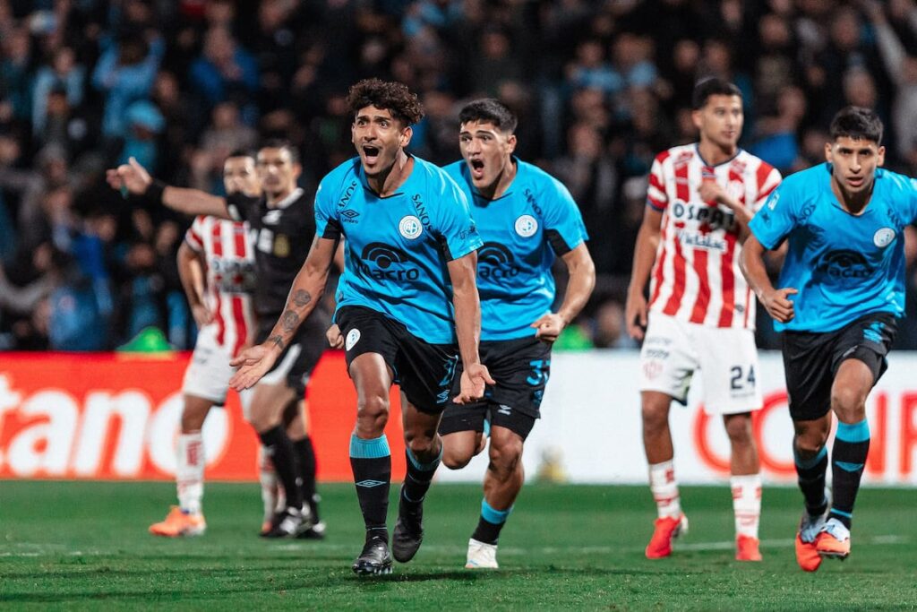 Celebración de Belgrano tras el 2-0 a Unión en Alberdi, con Adrián Sánchez festajando su gol de cabeza
