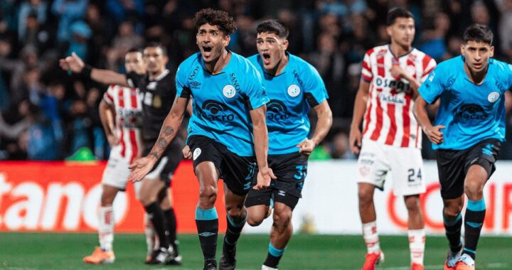 Celebración de Belgrano tras el 2-0 a Unión en Alberdi, con Adrián Sánchez festajando su gol de cabeza