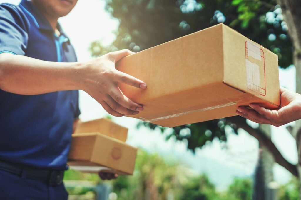 Persona revisando en su celular el estado de un 'pedido retrasado' en Shopee con expresión de preocupación