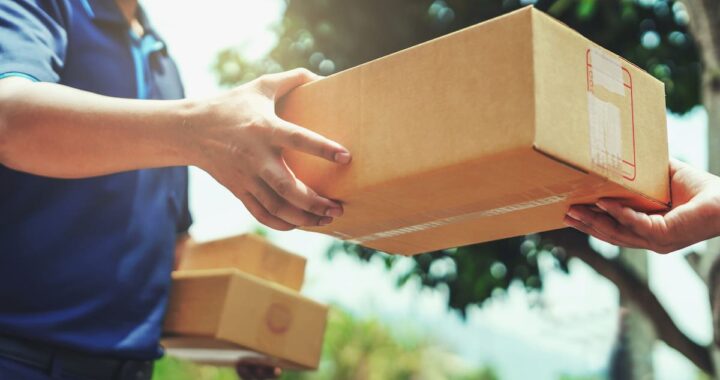Persona revisando en su celular el estado de un 'pedido retrasado' en Shopee con expresión de preocupación