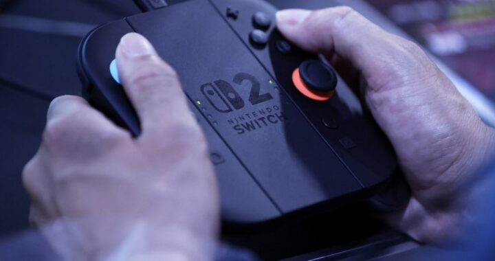 Gráfico de bolsa mostrando caída del 10% en acciones de Nintendo tras recorte de previsiones de Switch 2 con datos de 16,5M unidades