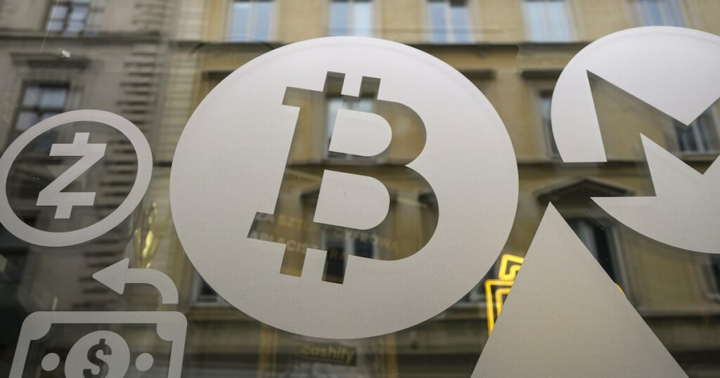 Gráfico de ataque cibernético con IA mostrando robos de 600 millones en criptomonedas y logos de DeFi afectados