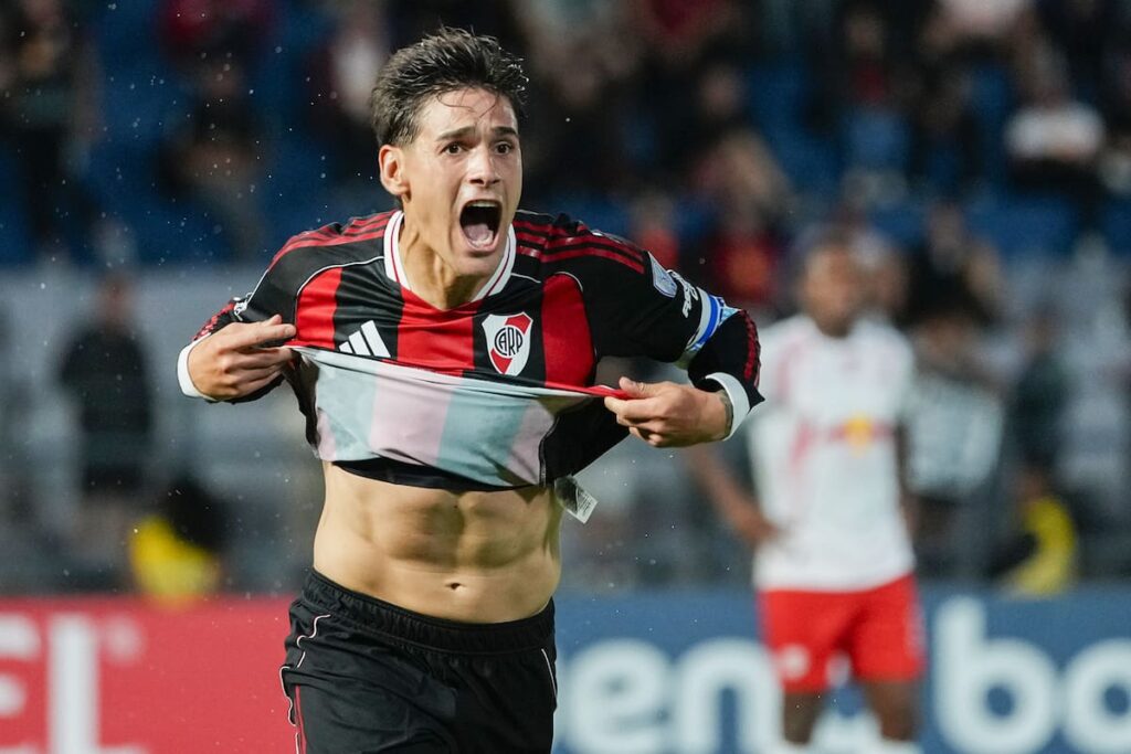 Santiago Beltrán, arquero de River, celebra tras atajar un penal clave en partido contra Bragantino en Brasil, con fondo de estadio