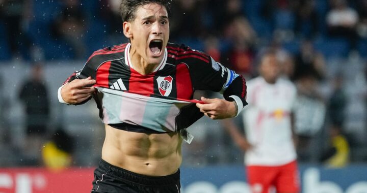 Santiago Beltrán, arquero de River, celebra tras atajar un penal clave en partido contra Bragantino en Brasil, con fondo de estadio