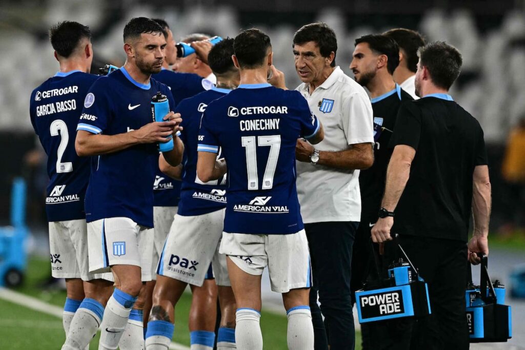 Facundo Cambeses con mirada de frustración tras error defensivo en Botafogo vs Racing, reflejo de la crisis en la Academia