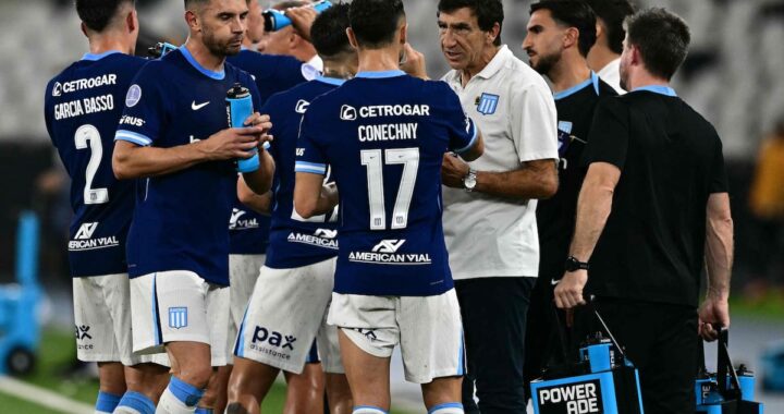 Facundo Cambeses con mirada de frustración tras error defensivo en Botafogo vs Racing, reflejo de la crisis en la Academia