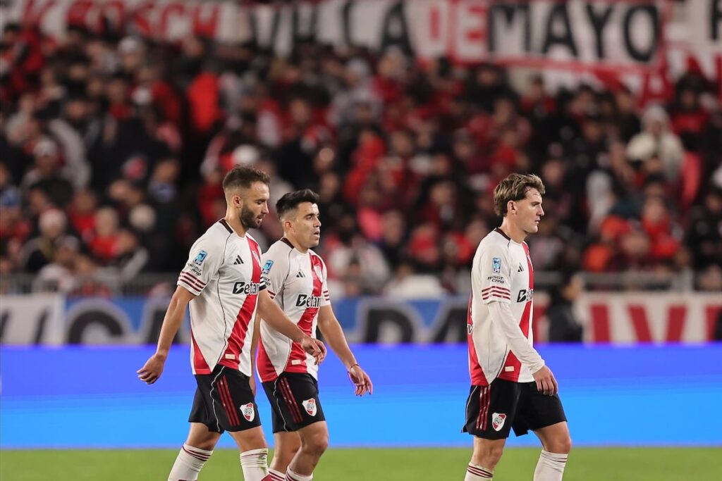 Coudet con gesto de frustración en el Monumental tras nueva derrota de River 0-1 vs Atlético Tucumán