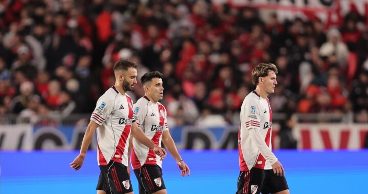 Coudet con gesto de frustración en el Monumental tras nueva derrota de River 0-1 vs Atlético Tucumán