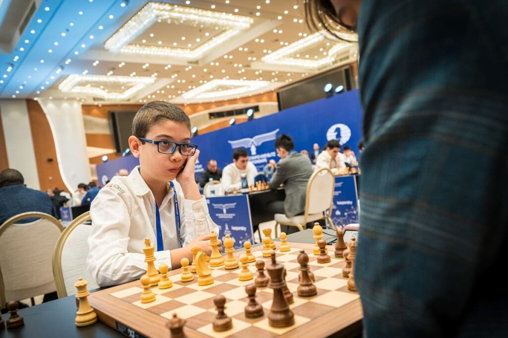 Faustino Oro, prodigio argentino de 12 años, analiza su partida en el torneo de Cerdeña con expresión concentrada