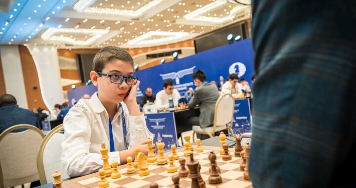 Faustino Oro, prodigio argentino de 12 años, analiza su partida en el torneo de Cerdeña con expresión concentrada