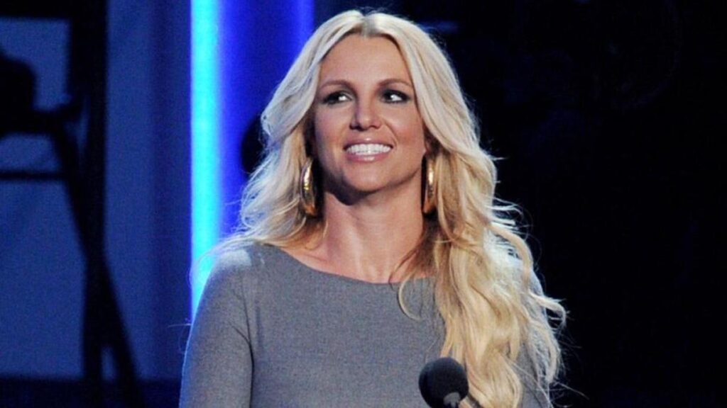 Britney Spears sonríe en foto reciente, contrastando con el informe policial que detalla su arresto por conducir bajo efectos de drogas