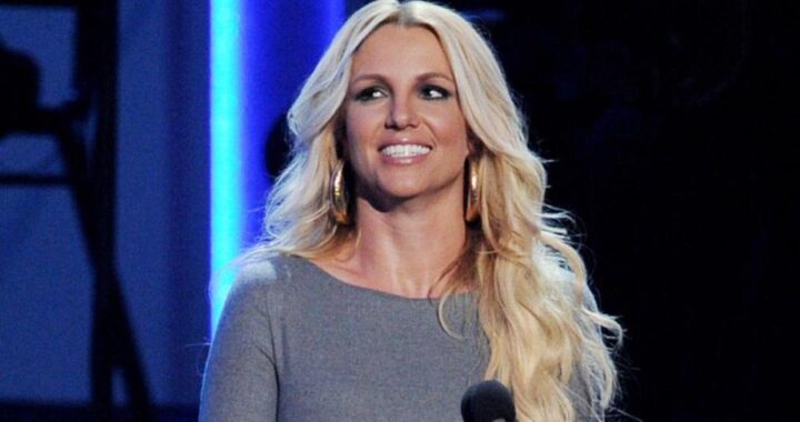 Britney Spears sonríe en foto reciente, contrastando con el informe policial que detalla su arresto por conducir bajo efectos de drogas
