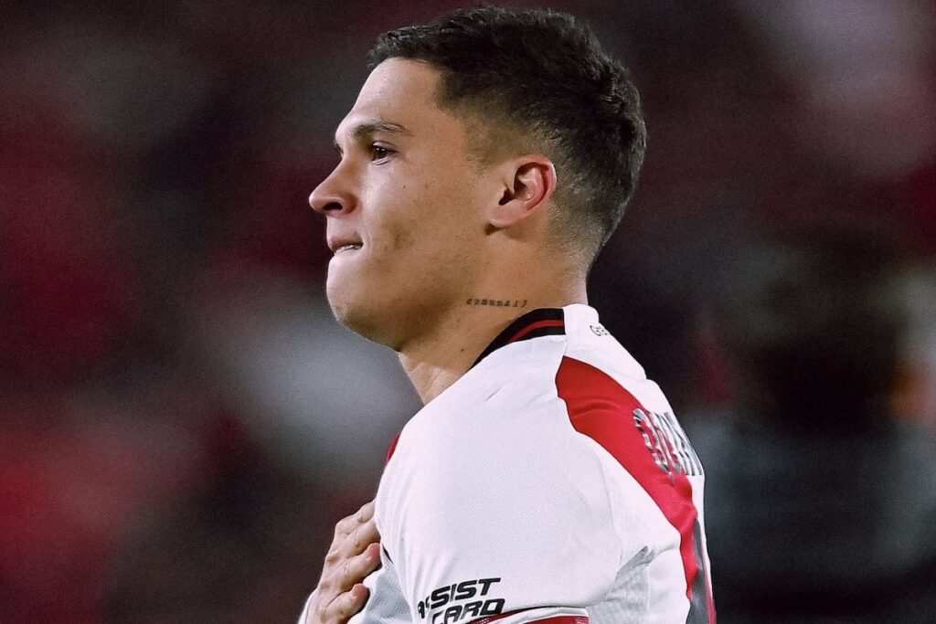 Jugadores de River en el Monumental con expresiones de tensión tras temporada fallida y rumores de ventas millonarias