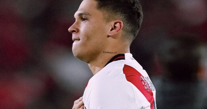 Jugadores de River en el Monumental con expresiones de tensión tras temporada fallida y rumores de ventas millonarias