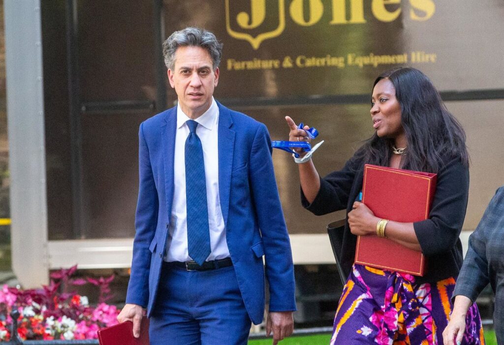Keir Starmer en una rueda de prensa tensa tras las 4 dimisiones de ministros clave en 48 horas