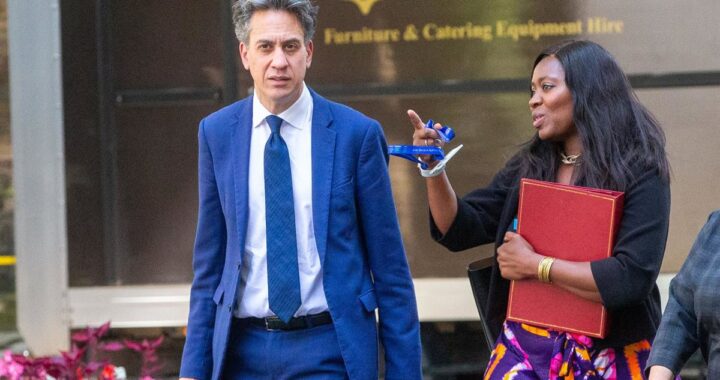 Keir Starmer en una rueda de prensa tensa tras las 4 dimisiones de ministros clave en 48 horas