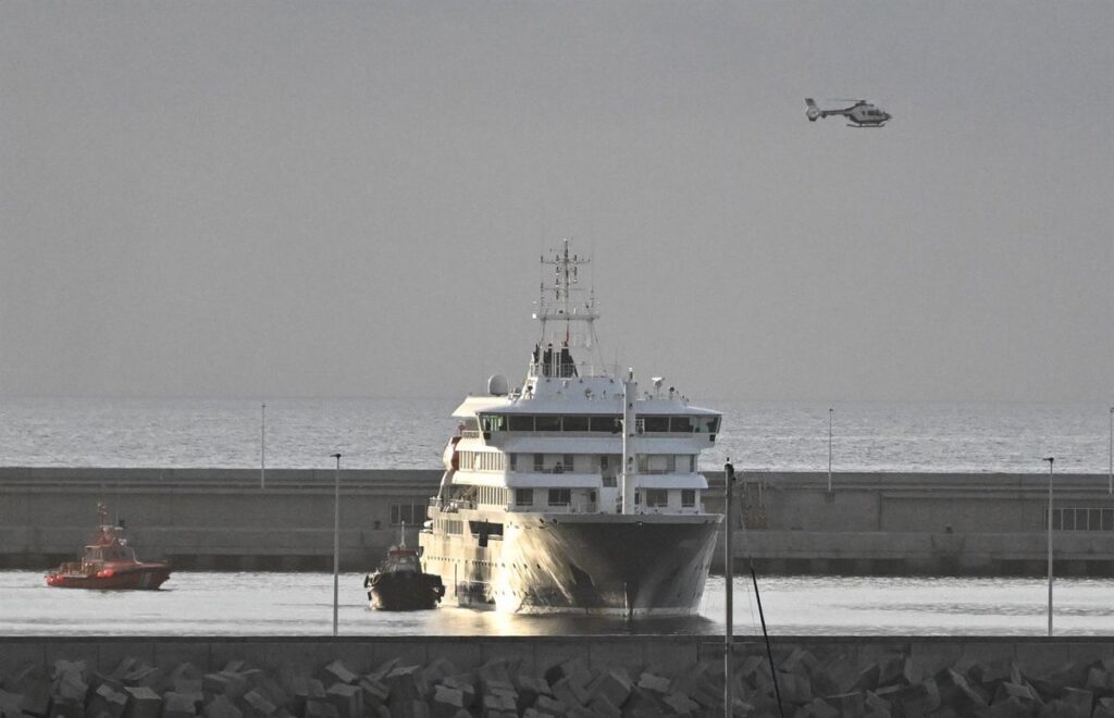 Avión médico con unidades de biocontención transportando pacientes con hantavirus tipo Andes desde crucero
