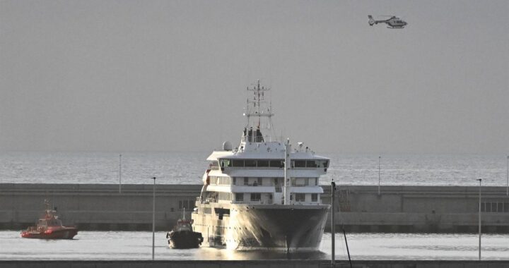 Avión médico con unidades de biocontención transportando pacientes con hantavirus tipo Andes desde crucero