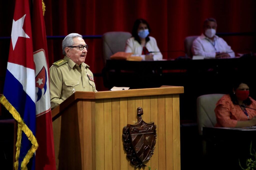 Retrato de Raúl Castro con uniforme militar junto a un avión Mig-29, símbolo del derribo de 1996 que dejó 4 muertos