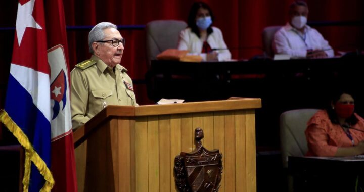 Retrato de Raúl Castro con uniforme militar junto a un avión Mig-29, símbolo del derribo de 1996 que dejó 4 muertos