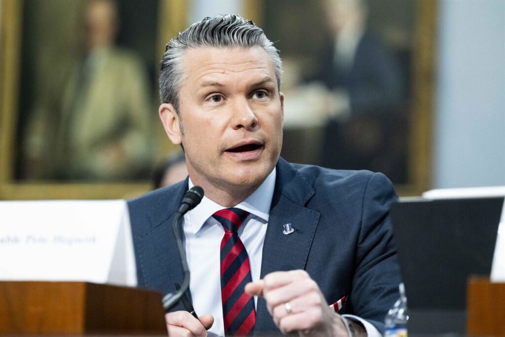 Pete Hegseth anuncia fin de subsidios militares de EEUU a aliados con mapa del Indo-Pacífico de fondo