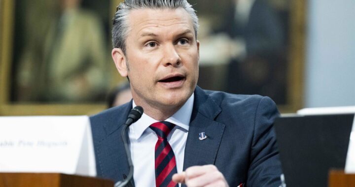 Pete Hegseth anuncia fin de subsidios militares de EEUU a aliados con mapa del Indo-Pacífico de fondo