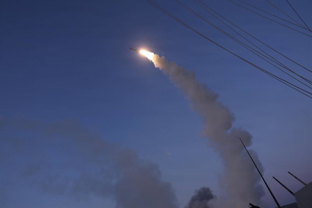 Explosiones en Bandar Abbás tras bombardeos de EEUU a bases iraníes en el estrecho de Ormuz