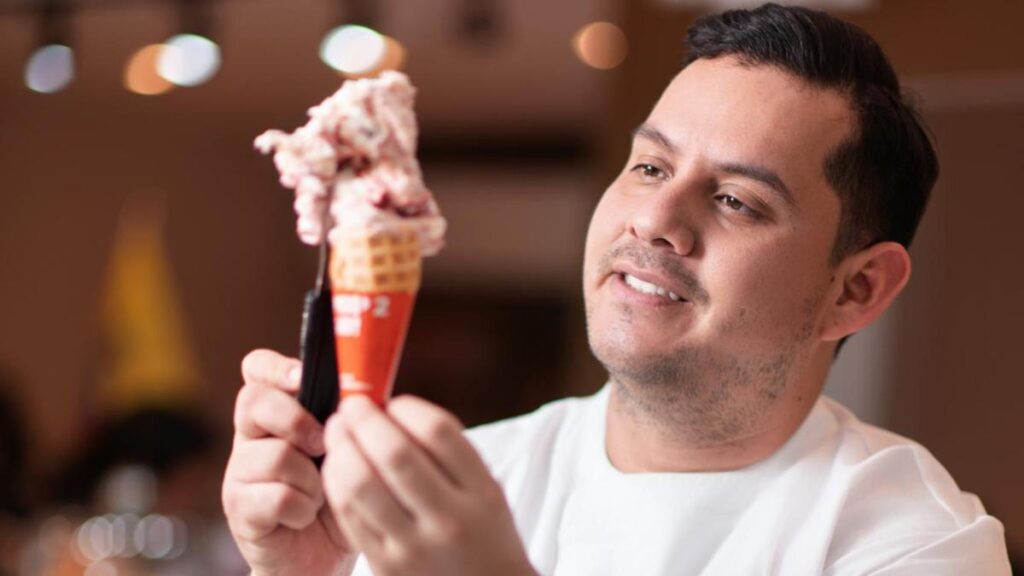 Marco Andrade sostiene su 'Cacao de Arribita' con sal de bambú, helado ecuatoriano que compite en el Mundial Sherbeth 2026