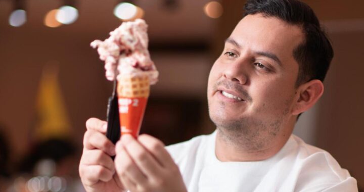 Marco Andrade sostiene su 'Cacao de Arribita' con sal de bambú, helado ecuatoriano que compite en el Mundial Sherbeth 2026