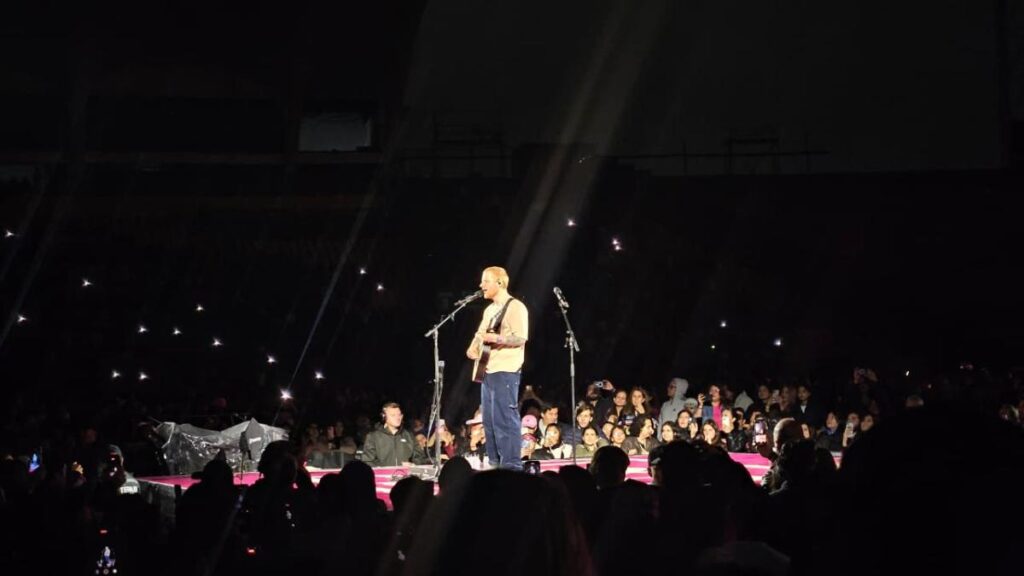 Ed Sheeran en Quito con camiseta de Ecuador mientras 35000 fans iluminan el Atahualpa durante su concierto épico