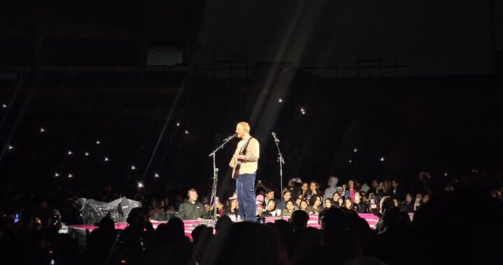 Ed Sheeran en Quito con camiseta de Ecuador mientras 35000 fans iluminan el Atahualpa durante su concierto épico